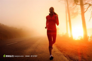 清晨跑步运动的女士图片 (jpg)