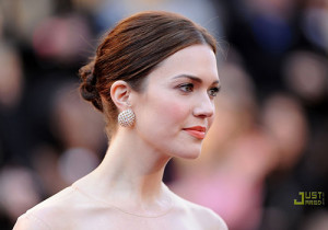 Mandy Moore Gets Extensions