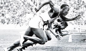 Jesse Owens in actie tijdens de Olympische Spelen in Berlijn in 1936 ...