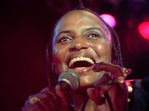 Miriam Makeba in einer Szene des Kinofilms Mama Africa Foto