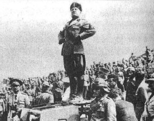 Benito Mussolini, líder del Fascismo Italiano)
