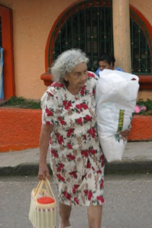 Valle de Angeles, Honduras. A mi edad no deberia de cargar mas...