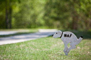 Bordje tegen hondenpoep in de vorm van poepende hond
