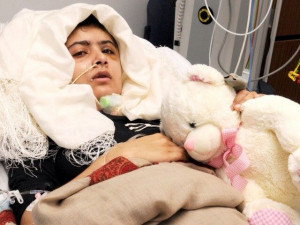 タリバンに銃撃された少女、マララ・ユスフザイ ...