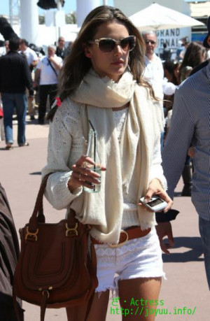 白ニット×白ショートパンツのカジュアルコーデが ...