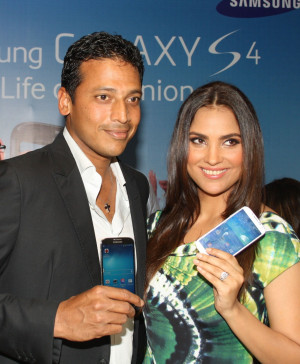 Thread: Lara Dutta & Mahesh Bhupathi at Samsung Galaxy S4 Launch Event ...
