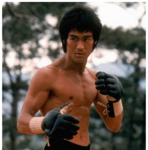 Bruce Lee usa as luvas em cena do filme)
