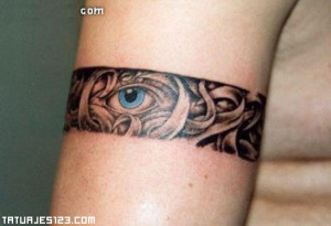 Tatuajes Brazaletes Brazalete con un ojo azul tatuado