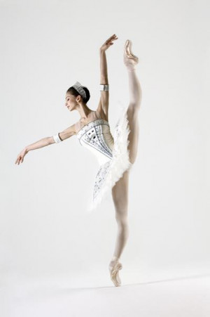 ... les dejamos esta blanca foto de una bailarina de ballet danzando